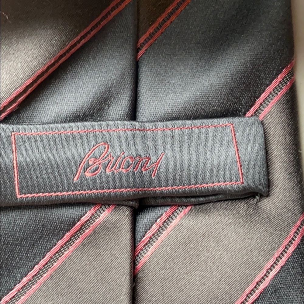 Brioni 100% Silk Gray Pink Stripe Tie - Picture 3 of 6